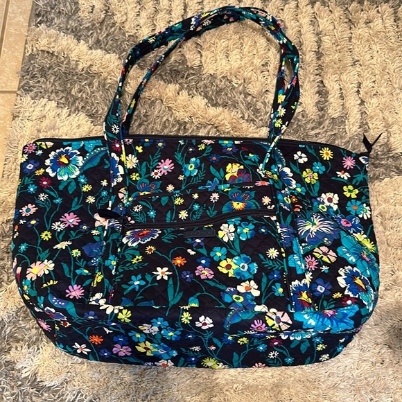 Vera Bradley overnight bag - Picture 3 of 6